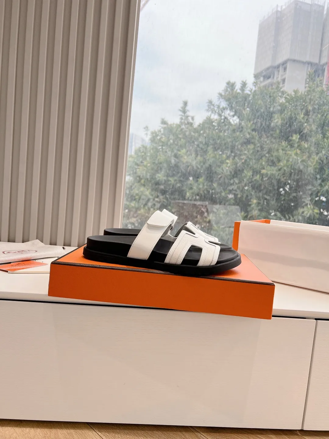 👟👟Ex-factory price 440👟👟 (Top version) H family 2024 spring and summer new style HERMES Hermes' recently popular couple's shoes, pig nose angle sandals and slippers, paired with various colorful socks, very trendy. Upper lining: imported original leather. Outsole: non-slip and wear-resistant outsole. Size: female 35-42 (40/42 non-returnable and non-exchangeable) Men’s size: 39-45 (45 is non-refundable and non-exchangeable)
